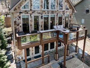 Beech GroveTrail Magic- Sk-in & Ski-out的建筑中房屋的外部景观