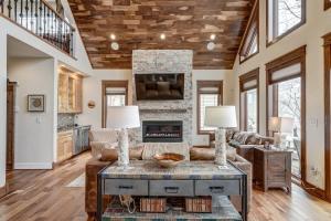 Beech GroveTrail Magic- Sk-in & Ski-out的带沙发和壁炉的客厅 更多63张照片