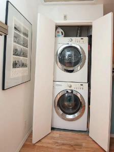 ロサンゼルスにあるModern 2 Bedroom Condo near Abbot Kinneyの小さな部屋に洗濯機と乾燥機があります。