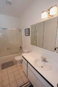 ロサンゼルスにあるModern 2 Bedroom Condo near Abbot Kinneyの洗面台、トイレ、シャワー付きのバスルーム