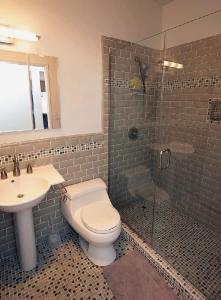 ロサンゼルスにあるModern 2 Bedroom Condo near Abbot Kinneyのトイレ、洗面台、シャワー付きのバスルーム