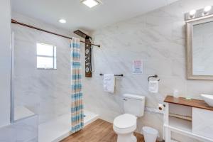 Koupelna v ubytování Pet-Friendly Studio 2 Mi to Dtwn Sebring! + 16 fotografií