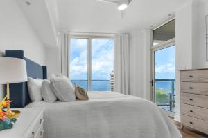 een slaapkamer met een bed met een groot raam bij Portofino V 2005 by Gulf Coast Getaways in Oriole Beach +58 foto's