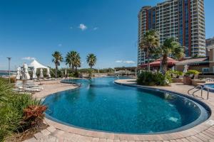 een zwembad in een resort met een hotel bij Portofino V 2005 by Gulf Coast Getaways in Oriole Beach