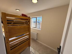 une pièce avec un placard en bois avec une fenêtre dans l'établissement Casa cerca costanera central, à Punta Arenas