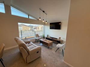 un salon avec un canapé et une télévision dans l'établissement Casa cerca costanera central, à Punta Arenas