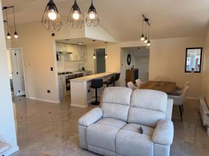 un salon et une cuisine avec un canapé et une table dans l'établissement Casa cerca costanera central, à Punta Arenas 7 autres photos