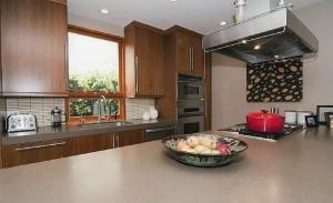 een keuken met een fruitschaal op het aanrecht bij Tranquil 3 Bedroom Home in Santa Monica Canyon in Los Angeles