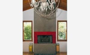 een woonkamer met een open haard en een kroonluchter bij Tranquil 3 Bedroom Home in Santa Monica Canyon in Los Angeles