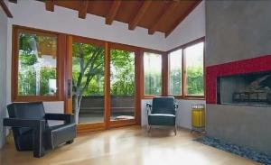 een woonkamer met twee stoelen en een open haard bij Tranquil 3 Bedroom Home in Santa Monica Canyon in Los Angeles