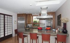 een keuken met een groot eiland met rode stoelen bij Tranquil 3 Bedroom Home in Santa Monica Canyon in Los Angeles