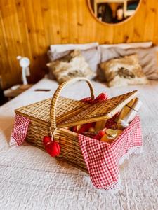 a wicker picnic basket on a bed at Pousada Chalé Suiço Bombinhas in Bombinhas