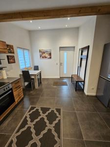 een grote woonkamer met een tafel en een keuken bij Waldeck in Wadgassen +6 foto's