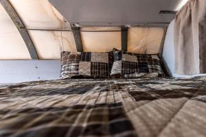 Postel nebo postele na pokoji v ubytování The Wild West Wagon