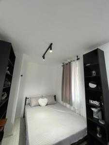 a small bed in a room with a window at Vila Vedrana Apartman Nedeljkovic in Brzeće