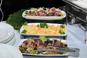 un buffet con tre piatti di cibo su un tavolo di Hotel Le Green Udawalawe a Udawalawe