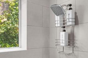 Koupelna v ubytování Philly Zoo Queen Suite - Apartment with Fireplace & Parking Available + 47 fotografií