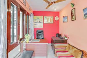 a red room with a desk and a chair at Hotel O Hameed in Durgjan