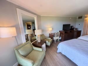 TV a/nebo společenská místnost v ubytování Private Beachfront Ocean View with Resort Amenities!