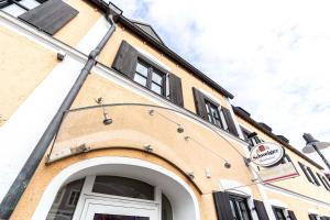 a building with windows and a sign on it at Hotel Wandinger Hof in Markt Schwaben