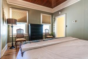 ein Schlafzimmer mit einem Bett und einem Schreibtisch und Stühlen in der Unterkunft Copper Queen Cottage in Bisbee