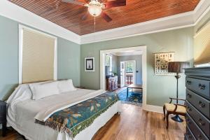 ein Schlafzimmer mit einem Bett und einem Deckenventilator in der Unterkunft Copper Queen Cottage in Bisbee