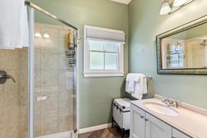 ein Badezimmer mit Waschbecken und Dusche in der Unterkunft Copper Queen Cottage in Bisbee