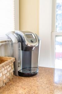 eine Kaffeemaschine auf einer Theke in der Unterkunft Copper Queen Cottage in Bisbee + 2 Fotos