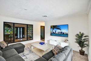 Μια τηλεόραση ή/και κέντρο ψυχαγωγίας στο Stylish Hollywood Getaway with Pool near Hard Rock