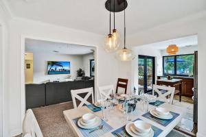 Μια τηλεόραση ή/και κέντρο ψυχαγωγίας στο Stylish Hollywood Getaway with Pool near Hard Rock