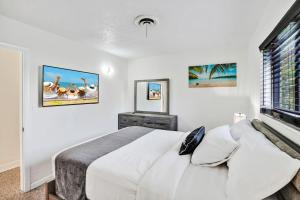 Ένα ή περισσότερα κρεβάτια σε δωμάτιο στο Stylish Hollywood Getaway with Pool near Hard Rock +36 φωτογραφίες