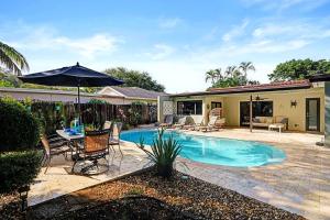 Πισίνα στο ή κοντά στο Stylish Hollywood Getaway with Pool near Hard Rock