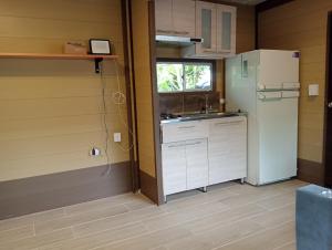 Η κουζίνα ή μικρή κουζίνα στο Encantadora tiny house en Cajicá campestre