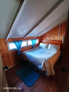 チャイテンにあるDepartamento la espigaのベッドと窓のある寝室