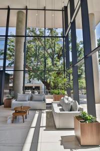 Χώρος καθιστικού στο Bright and Stylish 1BR Apt near Shopping del Sol