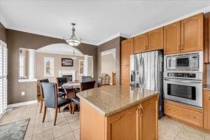 Η κουζίνα ή μικρή κουζίνα στο Luxury Mansion by Toronto and YYZ with Large Backyard Weddings