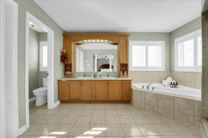 Ένα μπάνιο στο Luxury Mansion by Toronto and YYZ with Large Backyard Weddings +55 φωτογραφίες