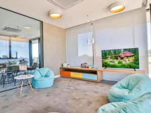 Χώρος καθιστικού στο Bright and Stylish 1BR Apt near Shopping del Sol