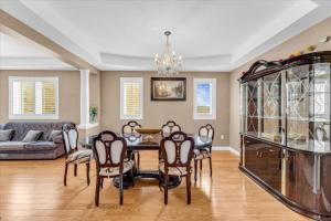 Χώρος καθιστικού στο Luxury Mansion by Toronto and YYZ with Large Backyard Weddings