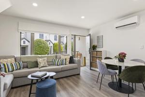 Posezení v ubytování Modern apartment with stunning views near lake