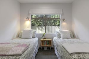 Postel nebo postele na pokoji v ubytování Modern apartment with stunning views near lake