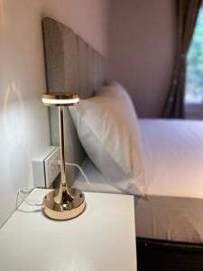 a small lamp on a table next to a bed at Casa bulgara boutique in Aristóbulo del Valle