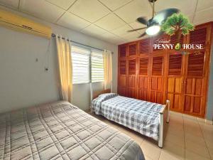 Un pat sau paturi într-o cameră la Penny House Hostal