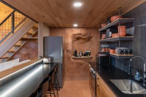 Η κουζίνα ή μικρή κουζίνα στο Honey Rock Landing +34 φωτογραφίες