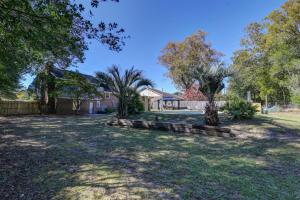 a yard with trees and a house at Lexington Leisure House- 4BR in Lexington