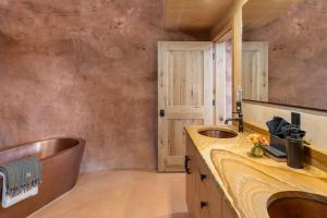 Φωτογραφία από το άλμπουμ του Honey Rock Landing σε Delta