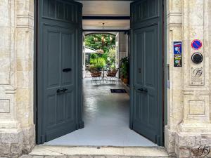 カンブレーにあるLa Demeure Numéro 5の2つの緑色のドアがある家の入り口