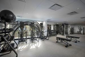 - une salle de sport avec de nombreux équipements dans l'établissement Courtyard by Marriott San Diego Downtown Little Italy, à San Diego