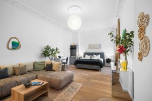 una sala de estar con un sofá y una mesa en Loftly Kant99 - Zentral - 90m2 - Self Check-In - 300 Mbit, en Berlín