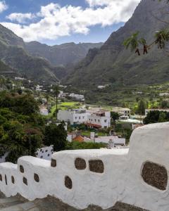 a view of a city with mountains in the background at Casa Loli y Las in Agaete